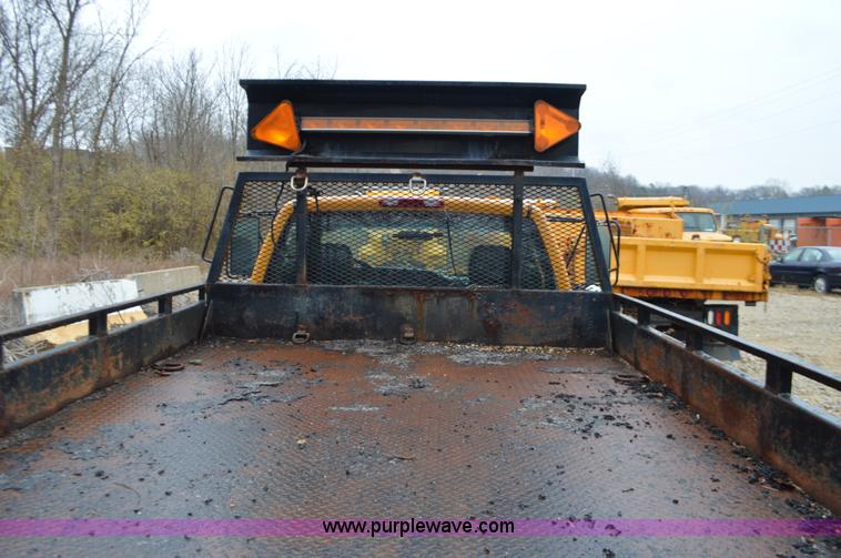 image for item L4547 2004 Chevrolet Silverado 3500 flatbed pickup truck