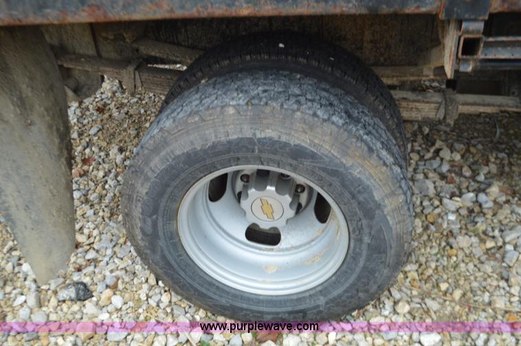 image for item L4547 2004 Chevrolet Silverado 3500 flatbed pickup truck