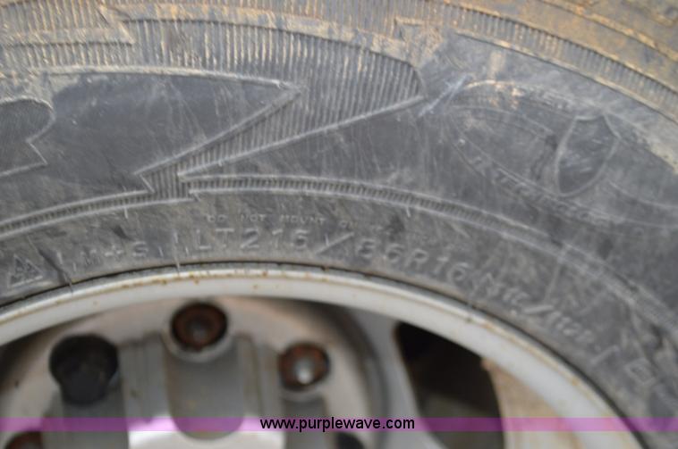 image for item L4547 2004 Chevrolet Silverado 3500 flatbed pickup truck