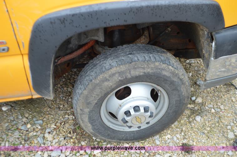 image for item L4547 2004 Chevrolet Silverado 3500 flatbed pickup truck
