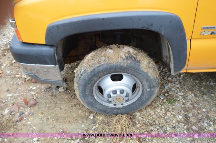 image for item L4547 2004 Chevrolet Silverado 3500 flatbed pickup truck