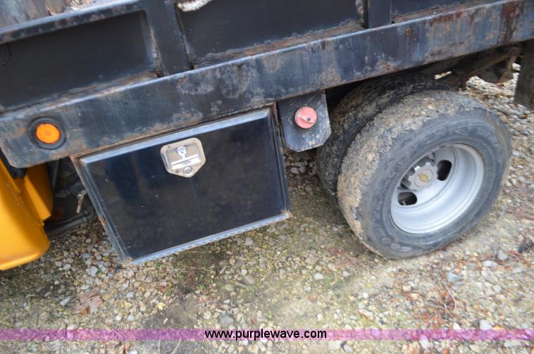 image for item L4547 2004 Chevrolet Silverado 3500 flatbed pickup truck