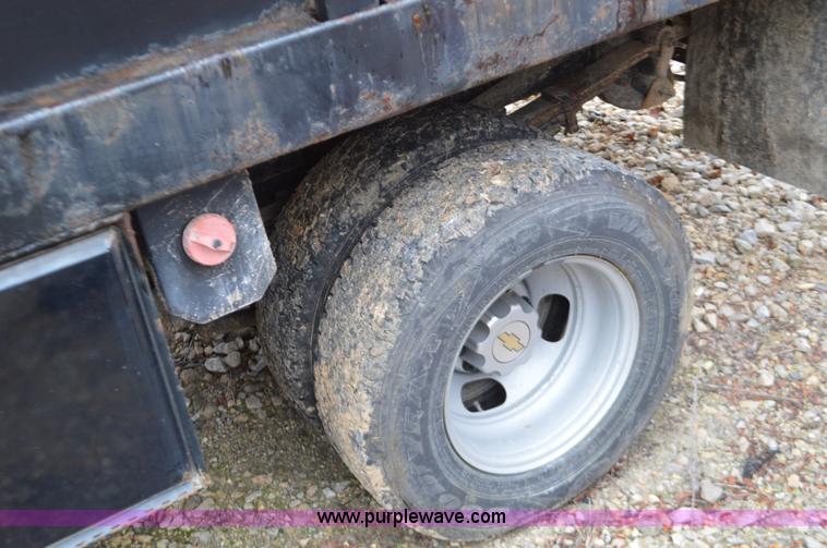 image for item L4547 2004 Chevrolet Silverado 3500 flatbed pickup truck