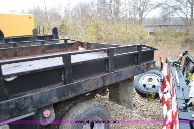 image for item L4547 2004 Chevrolet Silverado 3500 flatbed pickup truck