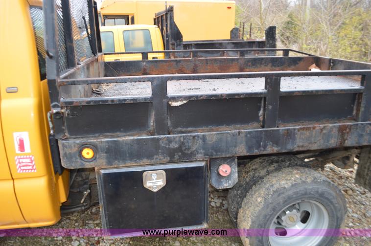 image for item L4547 2004 Chevrolet Silverado 3500 flatbed pickup truck