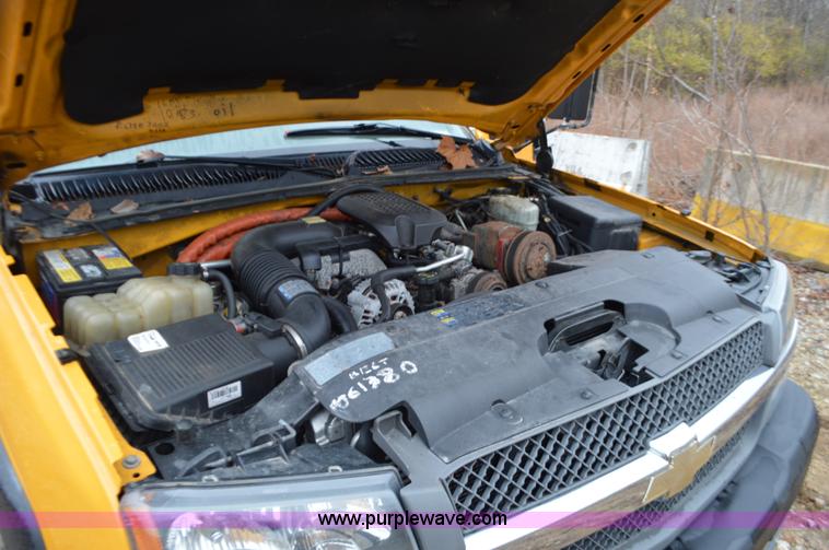 image for item L4547 2004 Chevrolet Silverado 3500 flatbed pickup truck