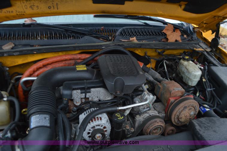 image for item L4547 2004 Chevrolet Silverado 3500 flatbed pickup truck