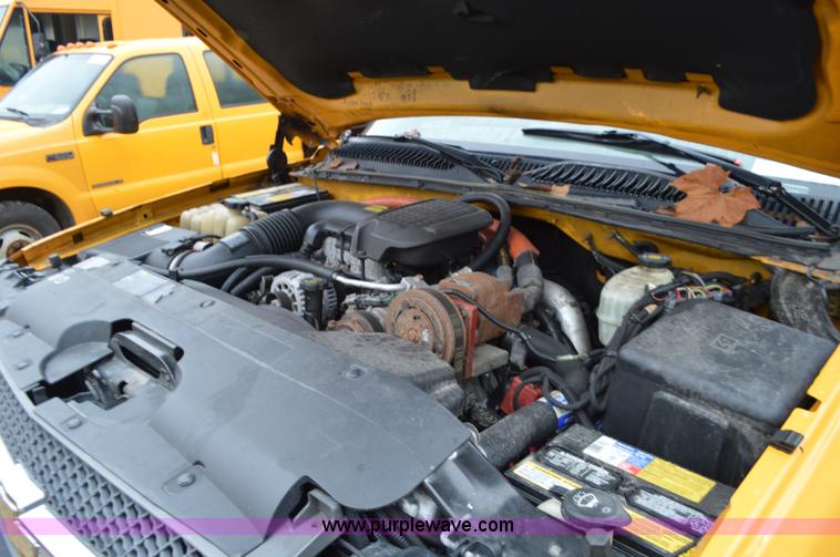 image for item L4547 2004 Chevrolet Silverado 3500 flatbed pickup truck