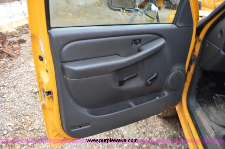 image for item L4547 2004 Chevrolet Silverado 3500 flatbed pickup truck