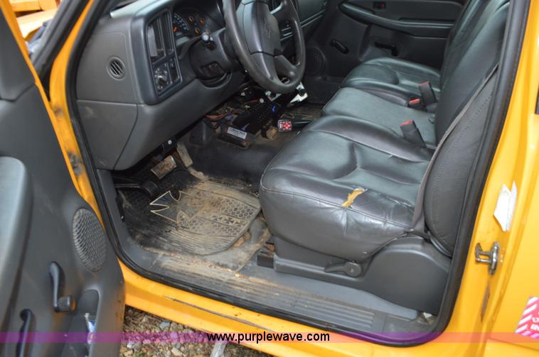 image for item L4547 2004 Chevrolet Silverado 3500 flatbed pickup truck