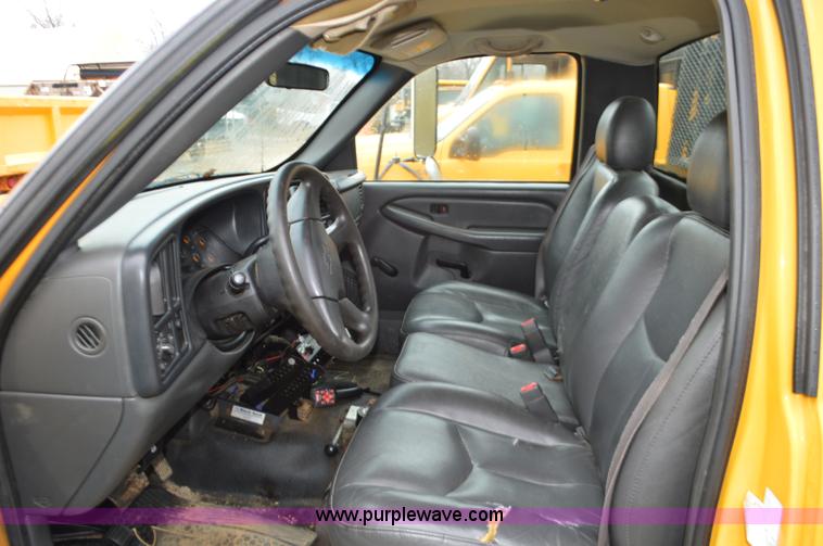 image for item L4547 2004 Chevrolet Silverado 3500 flatbed pickup truck