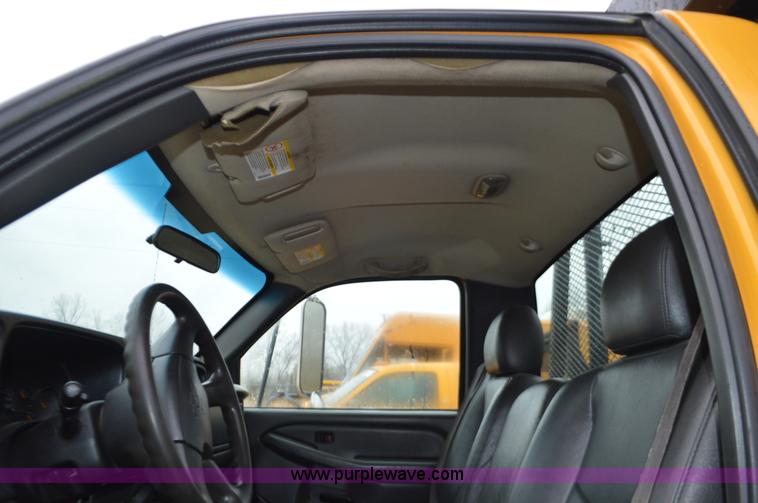 image for item L4547 2004 Chevrolet Silverado 3500 flatbed pickup truck