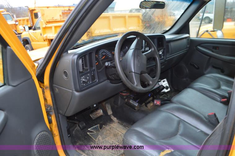 image for item L4547 2004 Chevrolet Silverado 3500 flatbed pickup truck