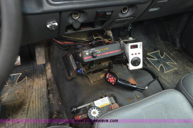 image for item L4547 2004 Chevrolet Silverado 3500 flatbed pickup truck