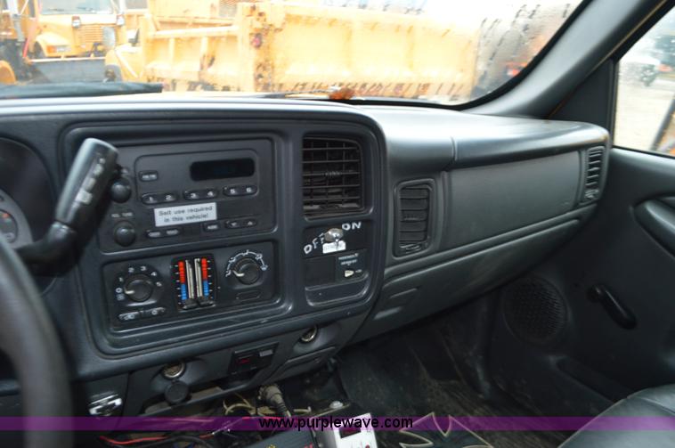 image for item L4547 2004 Chevrolet Silverado 3500 flatbed pickup truck