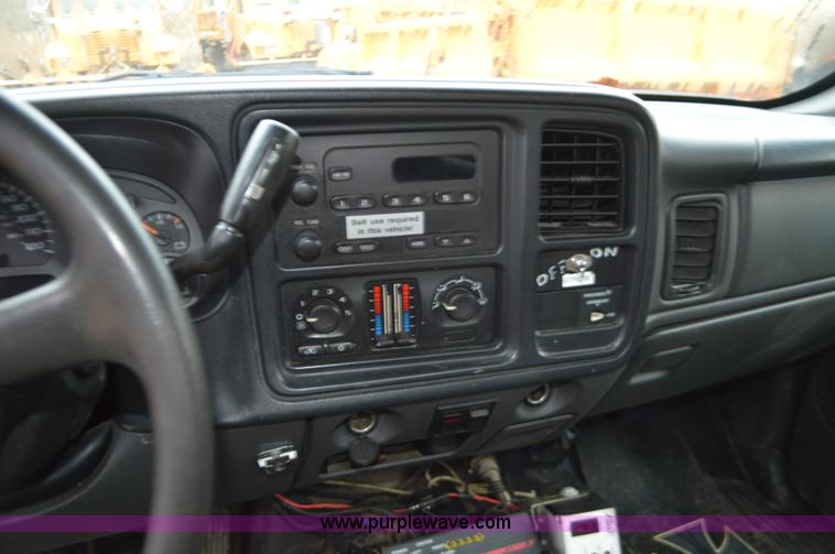 image for item L4547 2004 Chevrolet Silverado 3500 flatbed pickup truck