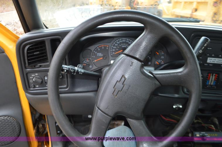 image for item L4547 2004 Chevrolet Silverado 3500 flatbed pickup truck