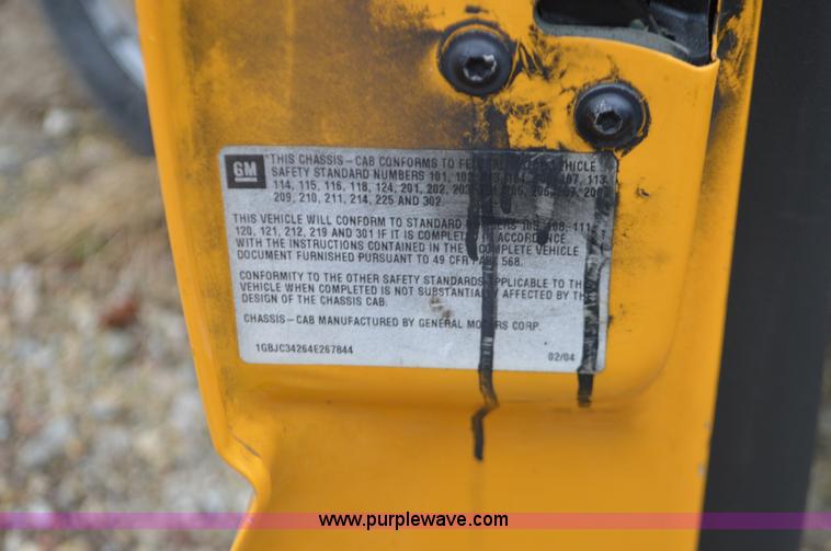 image for item L4547 2004 Chevrolet Silverado 3500 flatbed pickup truck