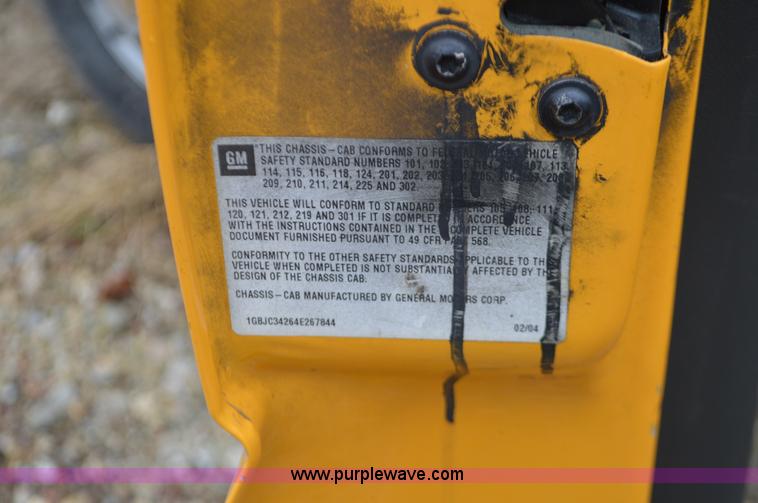 image for item L4547 2004 Chevrolet Silverado 3500 flatbed pickup truck