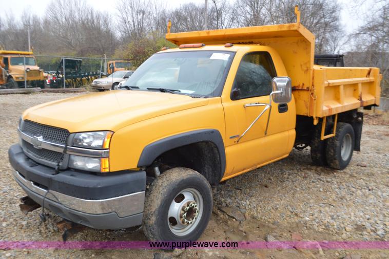 image for item L4548 2003 Chevrolet Silverado 3500 dump bed truck