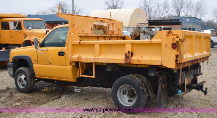 image for item L4548 2003 Chevrolet Silverado 3500 dump bed truck