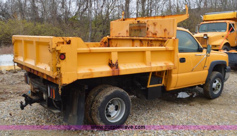 image for item L4548 2003 Chevrolet Silverado 3500 dump bed truck