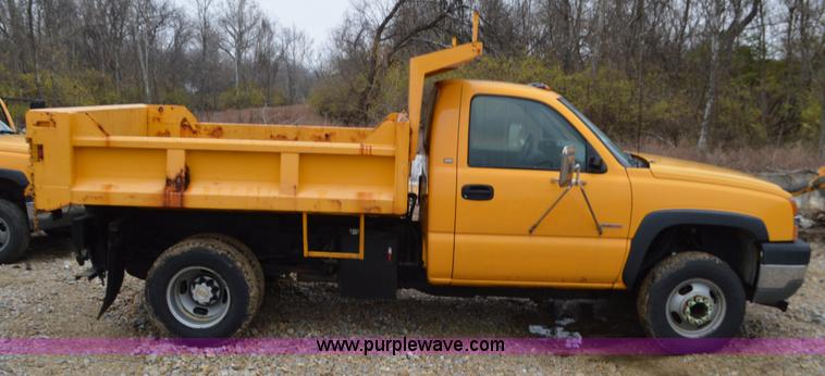 image for item L4548 2003 Chevrolet Silverado 3500 dump bed truck