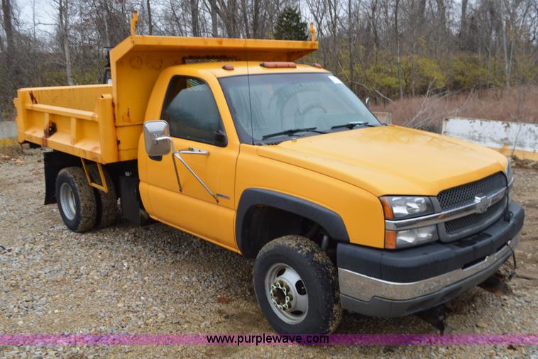 image for item L4548 2003 Chevrolet Silverado 3500 dump bed truck