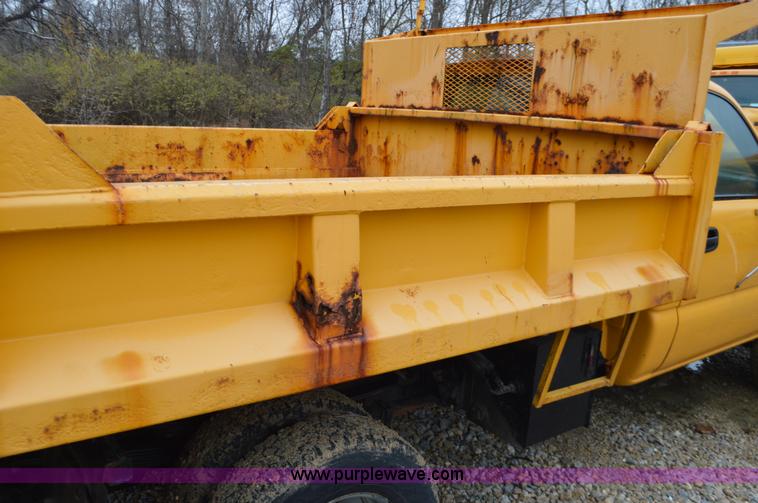image for item L4548 2003 Chevrolet Silverado 3500 dump bed truck