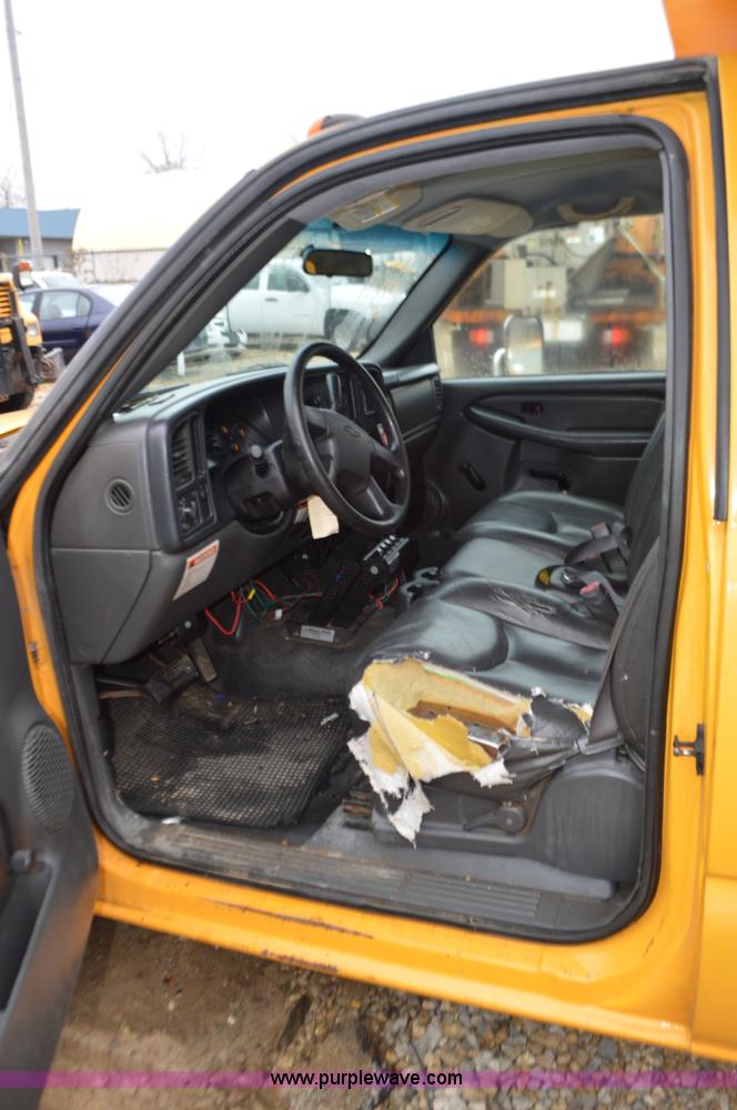 image for item L4548 2003 Chevrolet Silverado 3500 dump bed truck