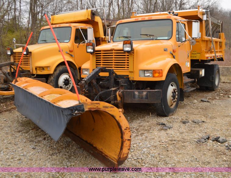 image for item L4555 2000 International 4900 dump truck