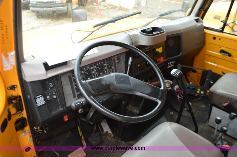 image for item L4555 2000 International 4900 dump truck