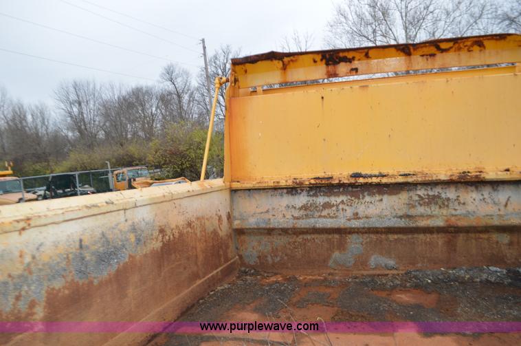 image for item L4556 1997 International 4900 dump truck