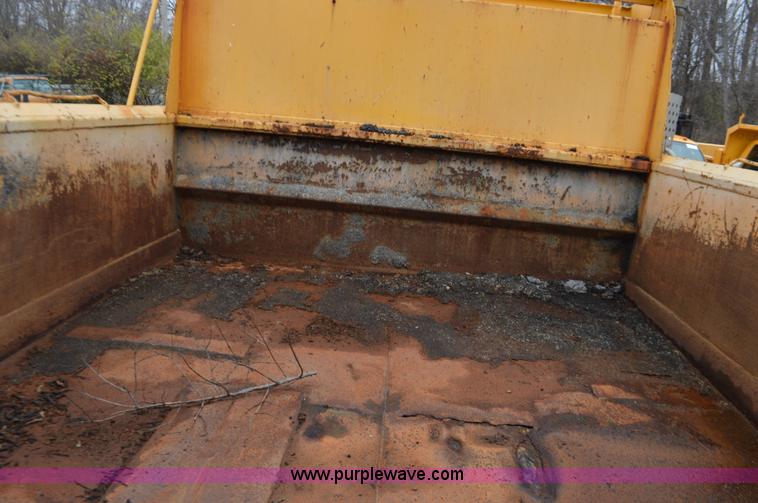 image for item L4556 1997 International 4900 dump truck