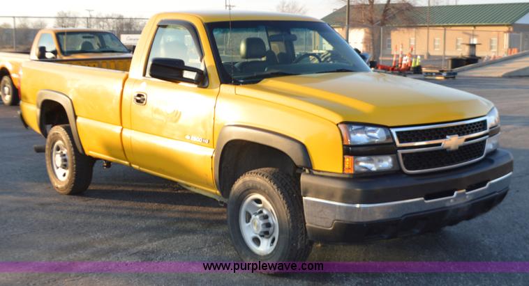 image for item L4560 2006 Chevrolet Silverado 2500 pickup truck