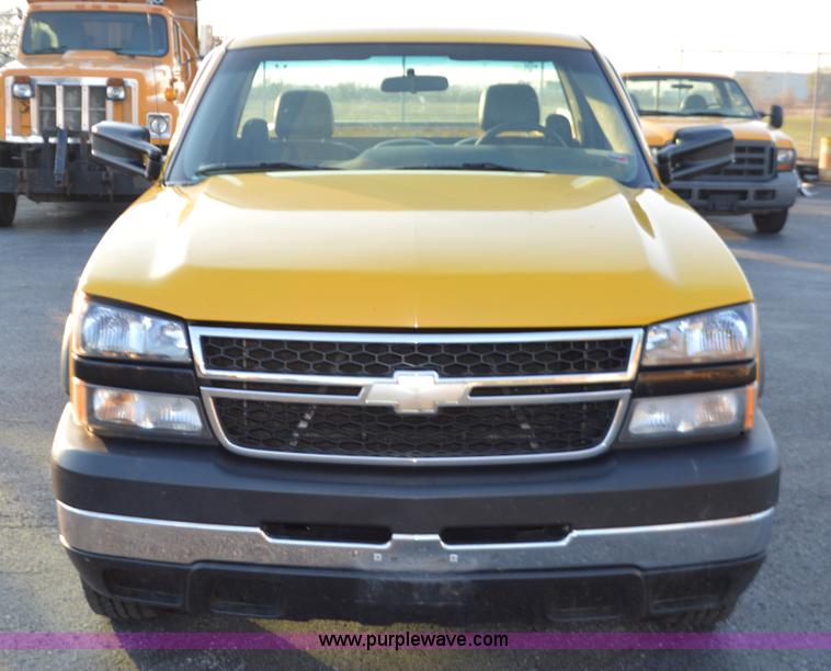 image for item L4560 2006 Chevrolet Silverado 2500 pickup truck