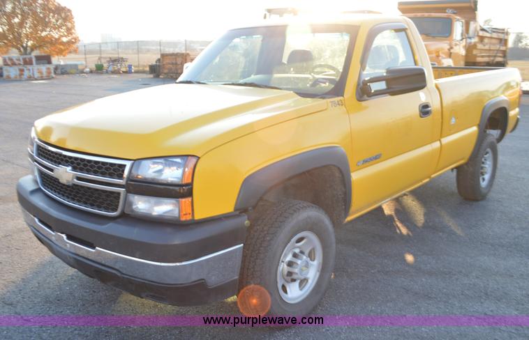 image for item L4560 2006 Chevrolet Silverado 2500 pickup truck