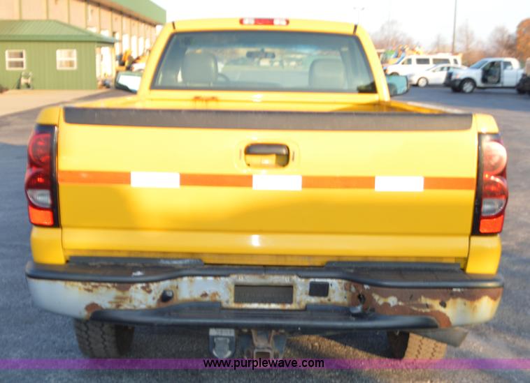 image for item L4560 2006 Chevrolet Silverado 2500 pickup truck