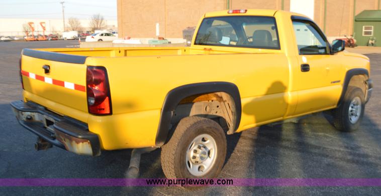image for item L4560 2006 Chevrolet Silverado 2500 pickup truck
