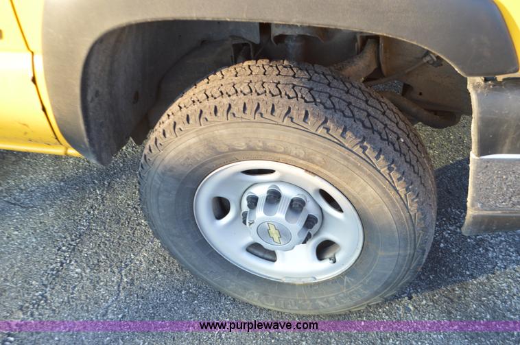 image for item L4560 2006 Chevrolet Silverado 2500 pickup truck