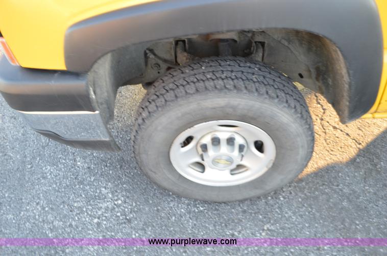 image for item L4560 2006 Chevrolet Silverado 2500 pickup truck