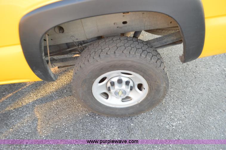 image for item L4560 2006 Chevrolet Silverado 2500 pickup truck