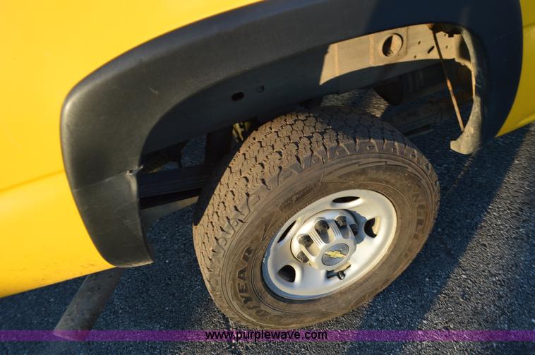 image for item L4560 2006 Chevrolet Silverado 2500 pickup truck