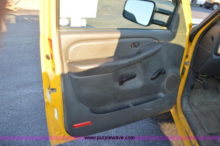 image for item L4560 2006 Chevrolet Silverado 2500 pickup truck