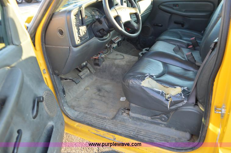 image for item L4560 2006 Chevrolet Silverado 2500 pickup truck