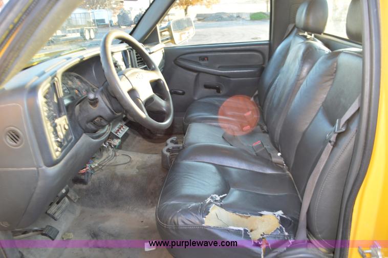 image for item L4560 2006 Chevrolet Silverado 2500 pickup truck