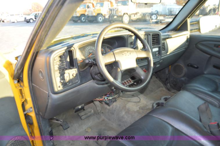 image for item L4560 2006 Chevrolet Silverado 2500 pickup truck