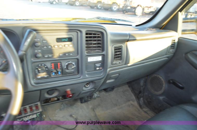 image for item L4560 2006 Chevrolet Silverado 2500 pickup truck