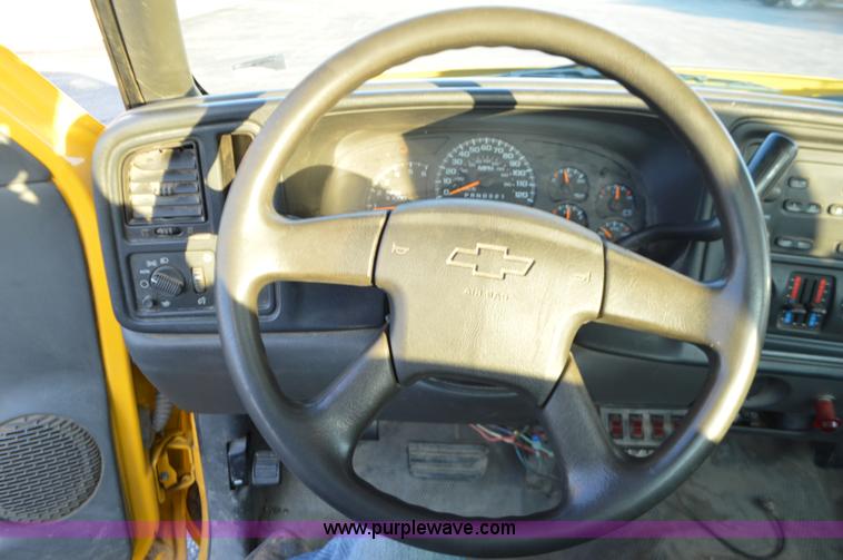 image for item L4560 2006 Chevrolet Silverado 2500 pickup truck