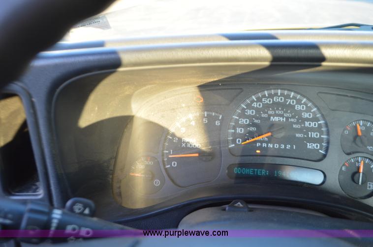 image for item L4560 2006 Chevrolet Silverado 2500 pickup truck